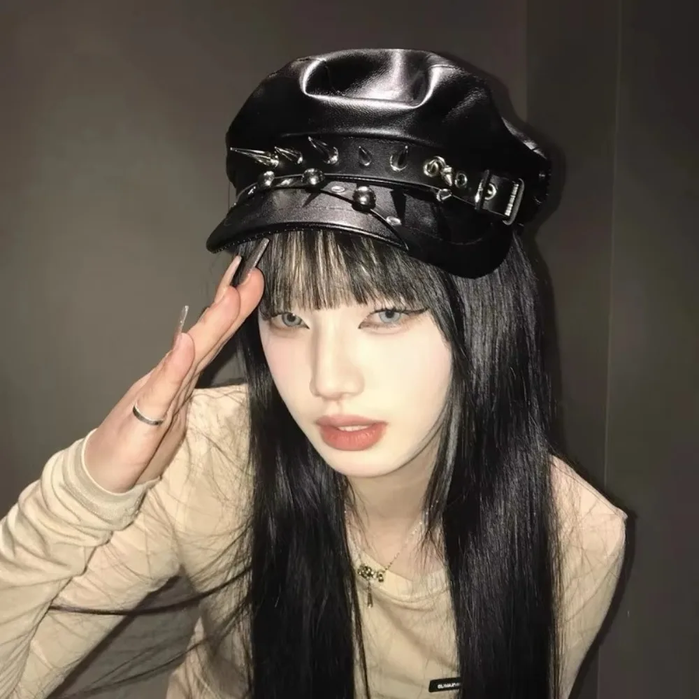 

Harajuku Кепка в стиле панк с заклепками из искусственной кожи Темная ретро Лолита Крутая готическая кепка с шипами Солнцезащитная шляпа Черная шляпа художника Хип-поп кепка