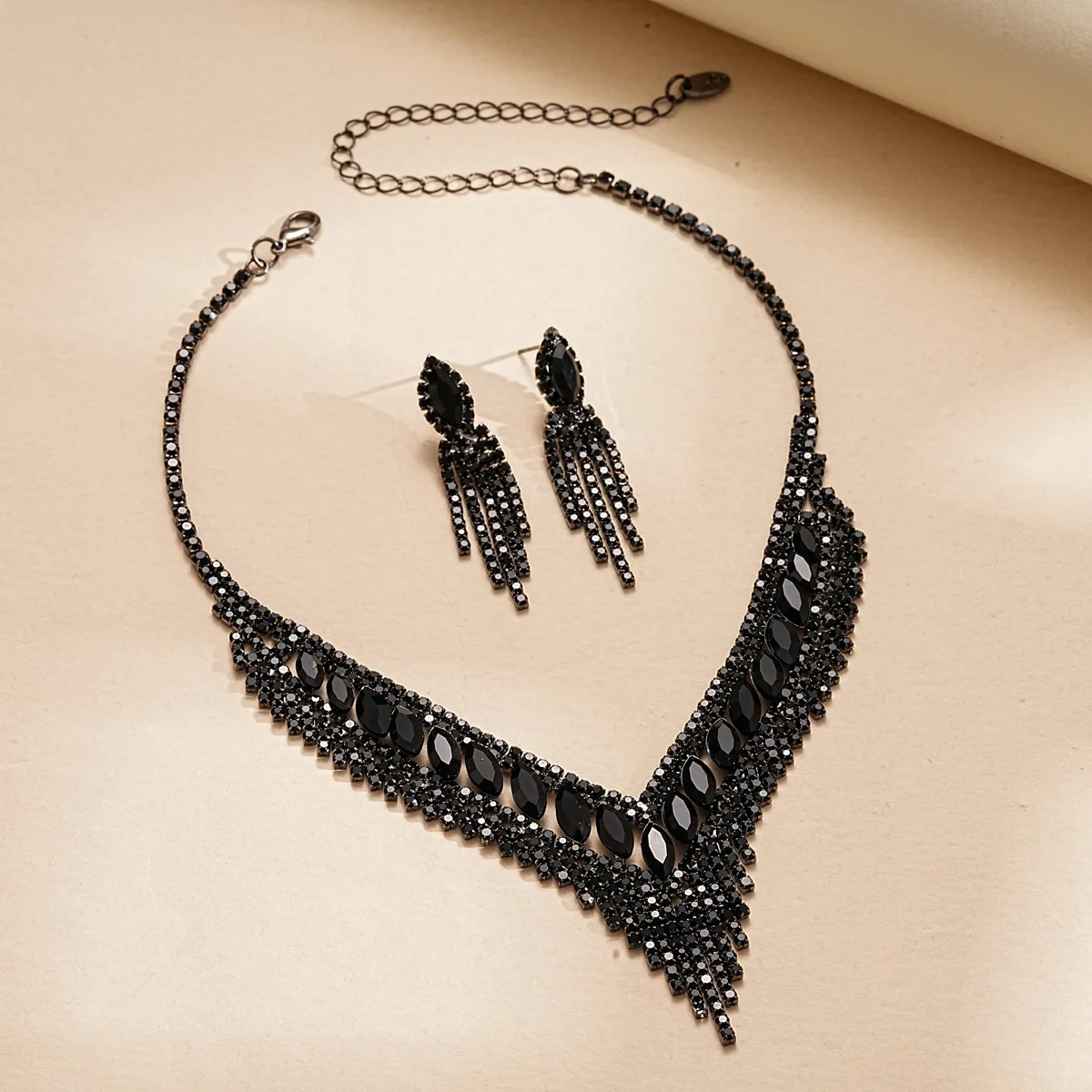 Retro cross-border diamond-encrusted V-shaped fringed necklace set, fashionable personality, temperament, collarbone chain, ligh