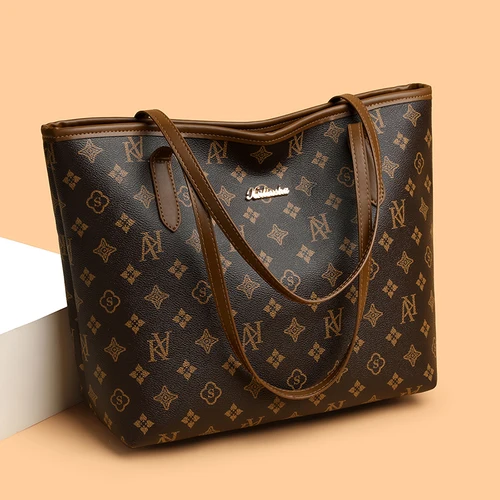 Un bolso de mano de gran capacidad con un logotipo de metal antiguo. Diseño clásico de patrón antiguo, esquema de colores marrón oscuro con una sensación vintage y elegante, exquisitos adornos de logotipos de marca de metal, asas dobles de cuero. Gran capacidad, adecuado para desplazamientos y compras diarias, un bolso resuelve las necesidades de almacenamiento de viajes, elegante y versátil, que muestra la calidad.