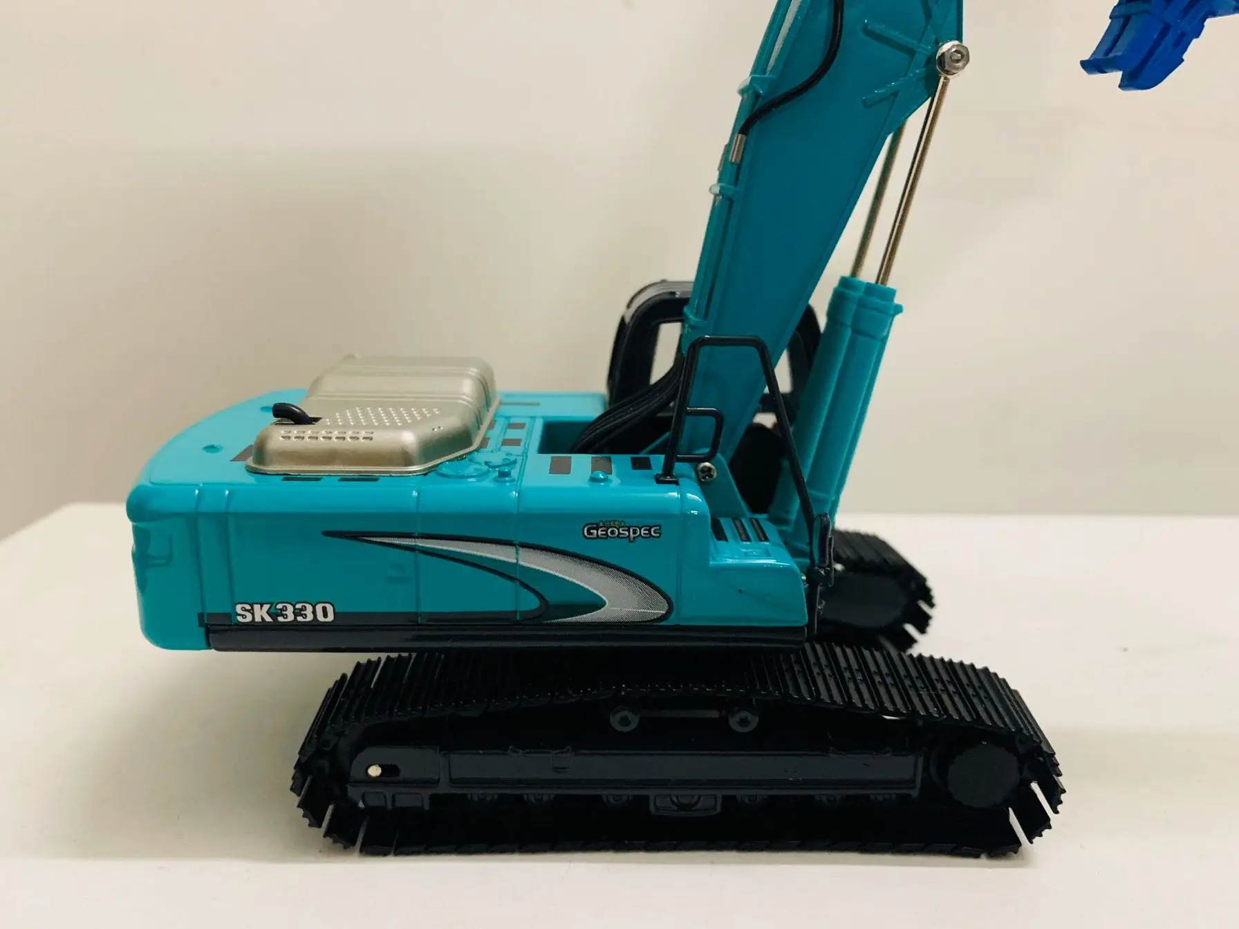 K0belco SK330 Pile Driver Excavator Construction Long Arm Crane 1:50 Scale DieCast Model