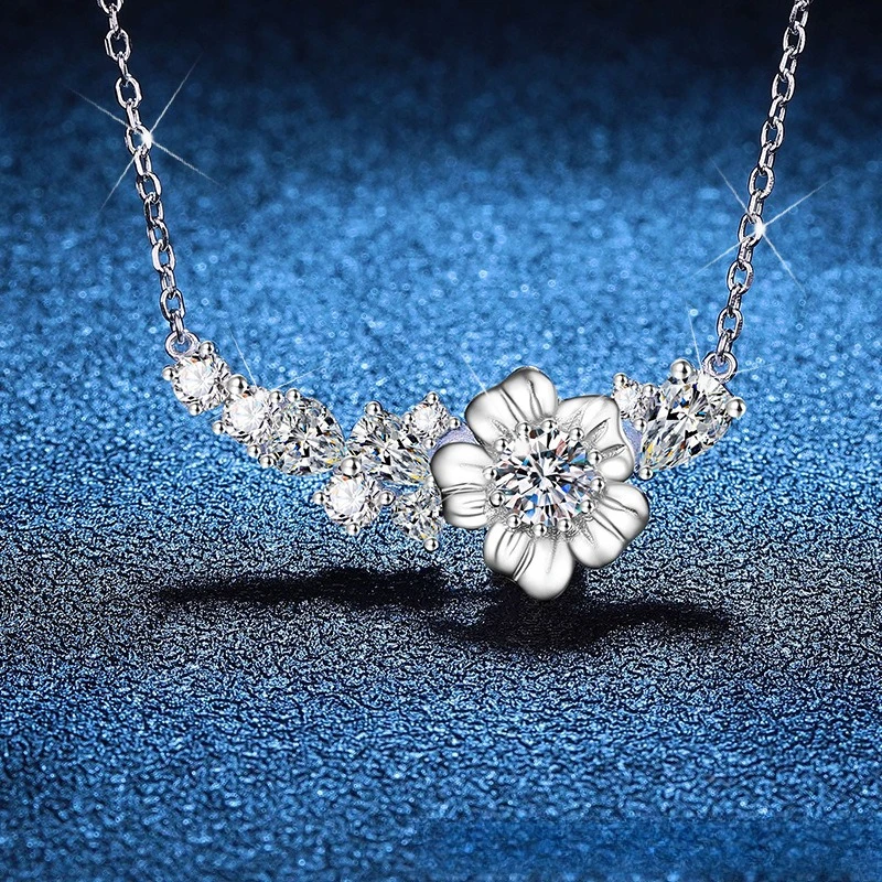 

Original Rotating Flower Moissanite Necklace with Platinum PT950 18K Gold Simple Smile Flower Pendant for Women Moissanite