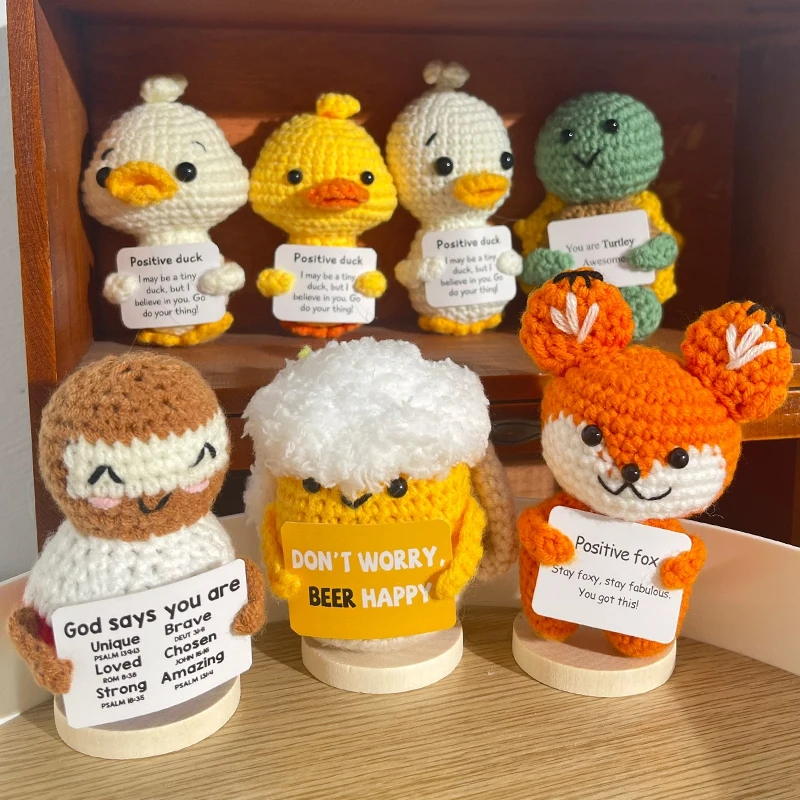 مضحك الكروشيه الحيوان مع بطاقة إيجابية زخرفة اليدوية محبوك البط الثعلب الأغنام السلاحف مكتب تمثال الإبداعية الكروشيه هدية