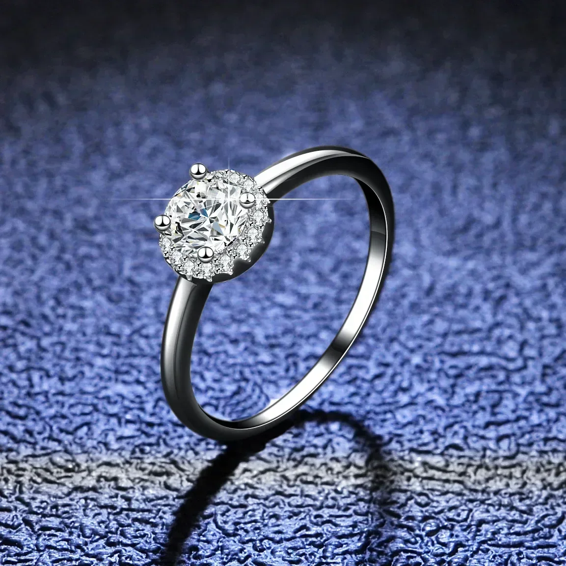 

High-Quality PT950 Platinum Rings with Round 0.5 Carat D Color Moissanite Diamond and Flash Diamonds Jewelry for Women