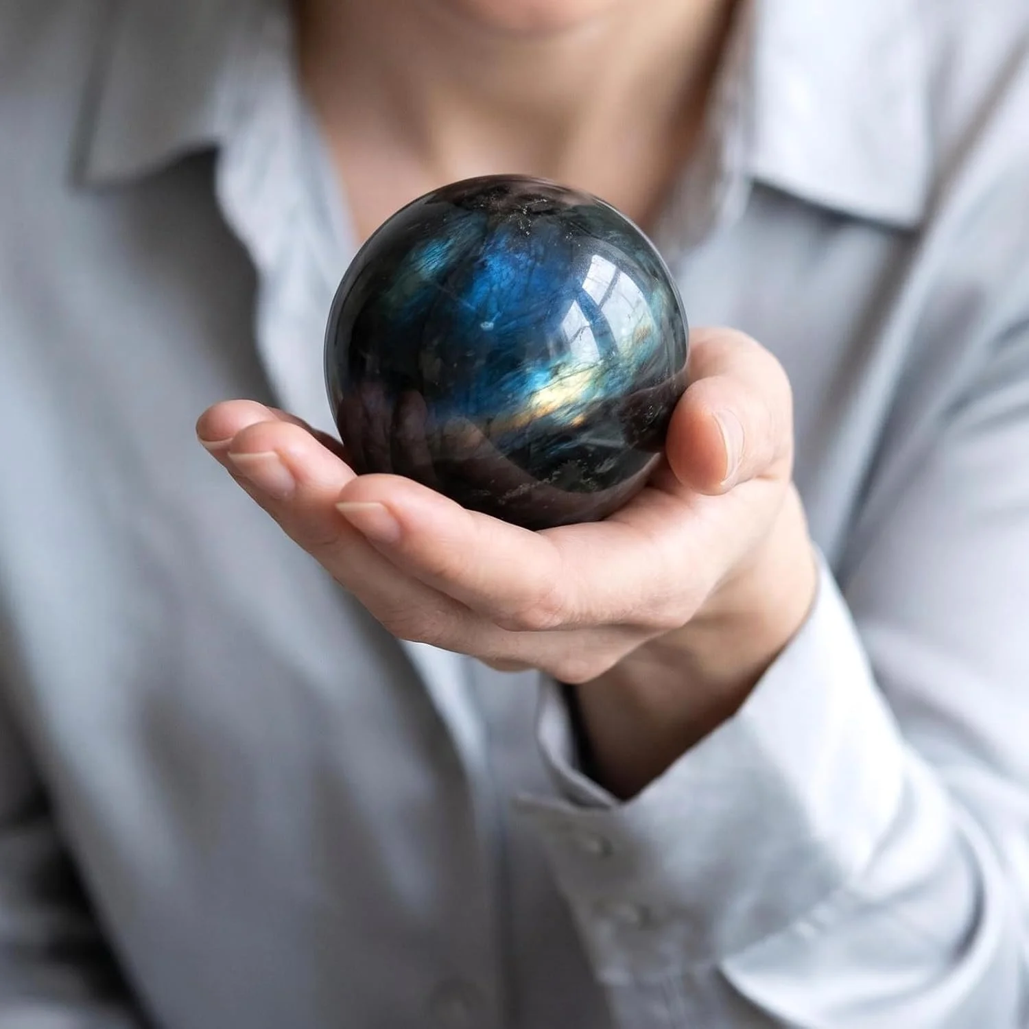 4-5cm Natural Labradorite Crystal Sphere Polished Round Healing Crystal Ball Strong Blue Flash Effect Reiki Chakra Energy Stone for Meditation Witchcraft Spiritual Home Decor Gift