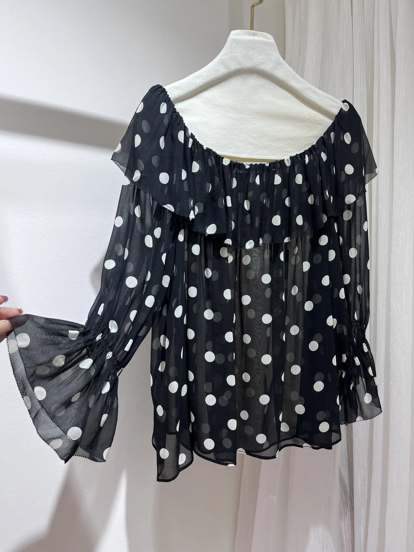 

Женская черная блузка с принтом в горошек, с рюшами, вырезом-лодочкой, расклешенными рукавами, свободного кроя, 100% шелк