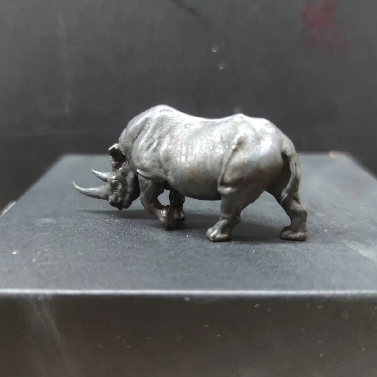 Figurine Creative Black Pure Copper Model Animal Rhinoceros Gifts Statue Tabletop Penholder for Office Home Ornament Statue Toys