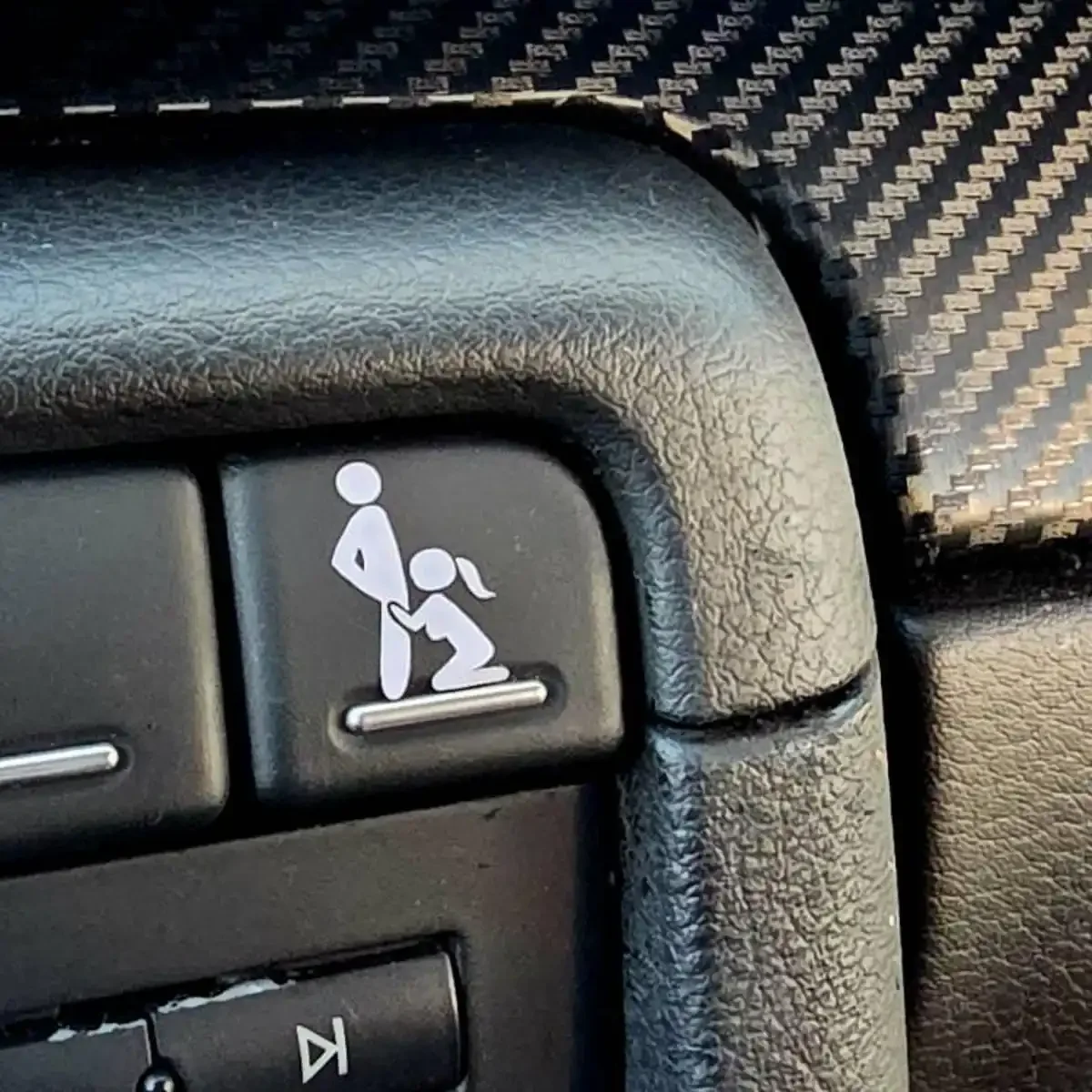 2 Stück lustige Vinyl-Aufkleber mit Motiven für die Fahrzeugverkleidung, geeignet für Herren, als Dekoration für die Innenraumverkleidung oder als Zierstücke für das Auto. – Detail 11
