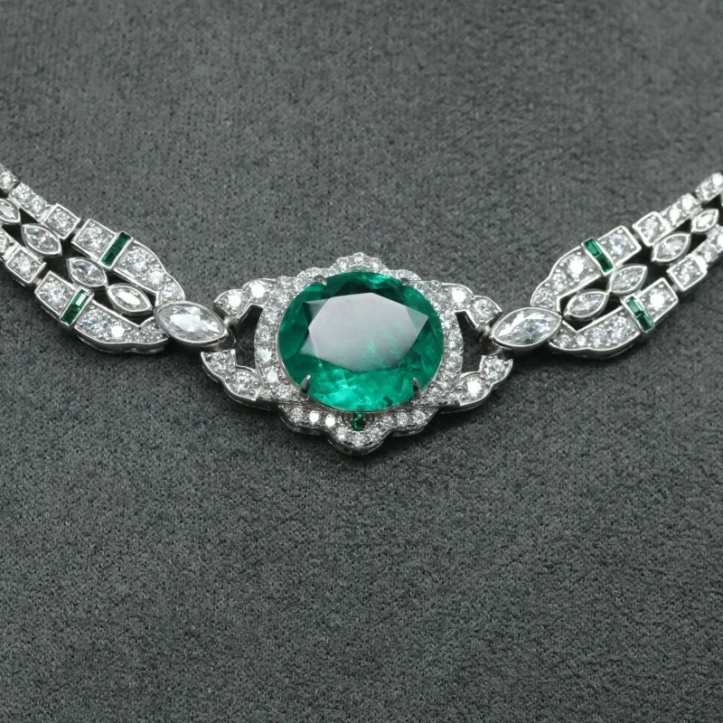 925 silver gold-plated necklaces with high carbon diamond inclusions and oval emeralds. Luxury dress for dinner ladies