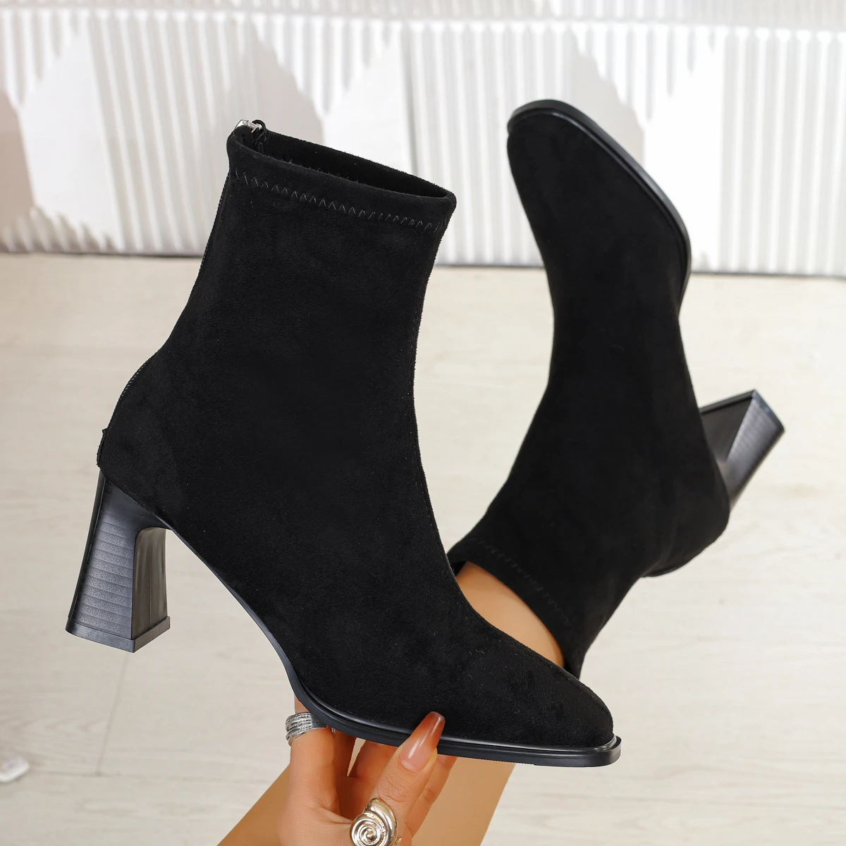 النساء الخريف والشتاء توافدوا أحذية بوت قصيرة موضة ساحة تو عدم الانزلاق كعب مربع الصلبة أحذية سوداء برقبة عالية الكعب حذاء من الجلد 516