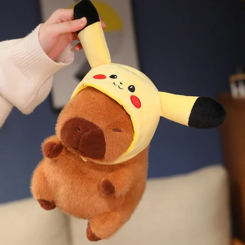 Precioso capibara con sombrero de Pikachu, sombrero de gato Lucifer de punto, juguete de peluche, animales de peluche creativos, muñeco de capibara, bolso para niña, regalos colgantes