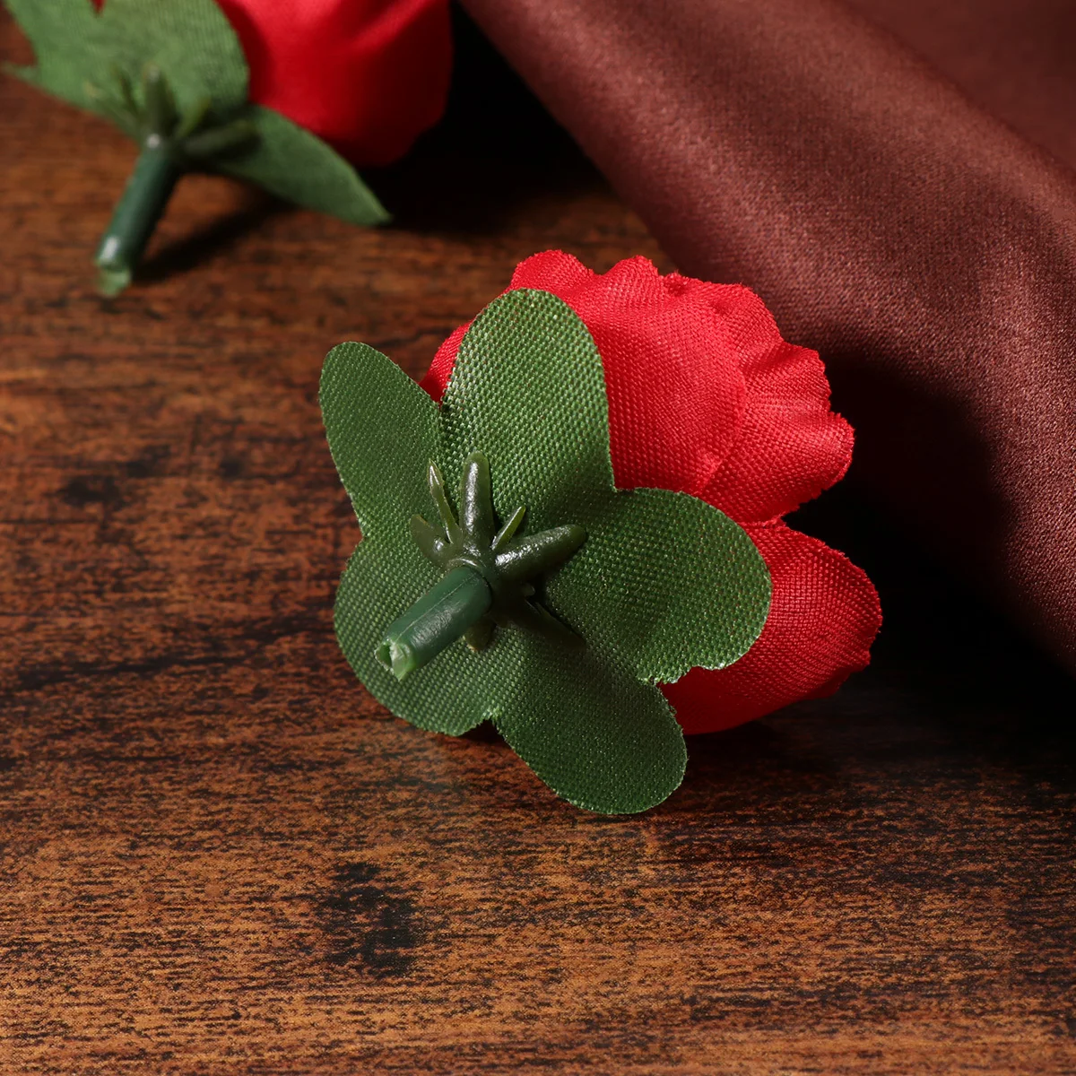 

50pcs Artificial Rose Heads 4Cm Red Pink Silk Wedding Decoration Lifelike Reusable Floral Decor For Table Centerpiece Party