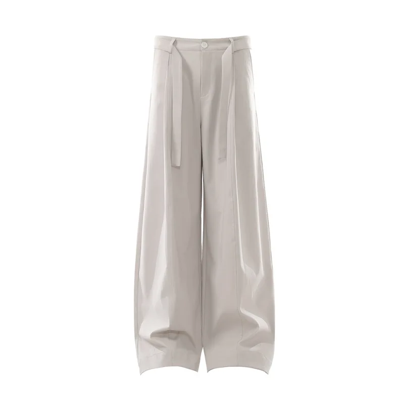Beigefarbene, weit geschnittene Anzughose mit doppelten Trägern und drapiertem Schnitt für Herren – elegante Business-Casual-Hose mit entspannter Passform und geschwungenem Bein – modisch – Detail 16