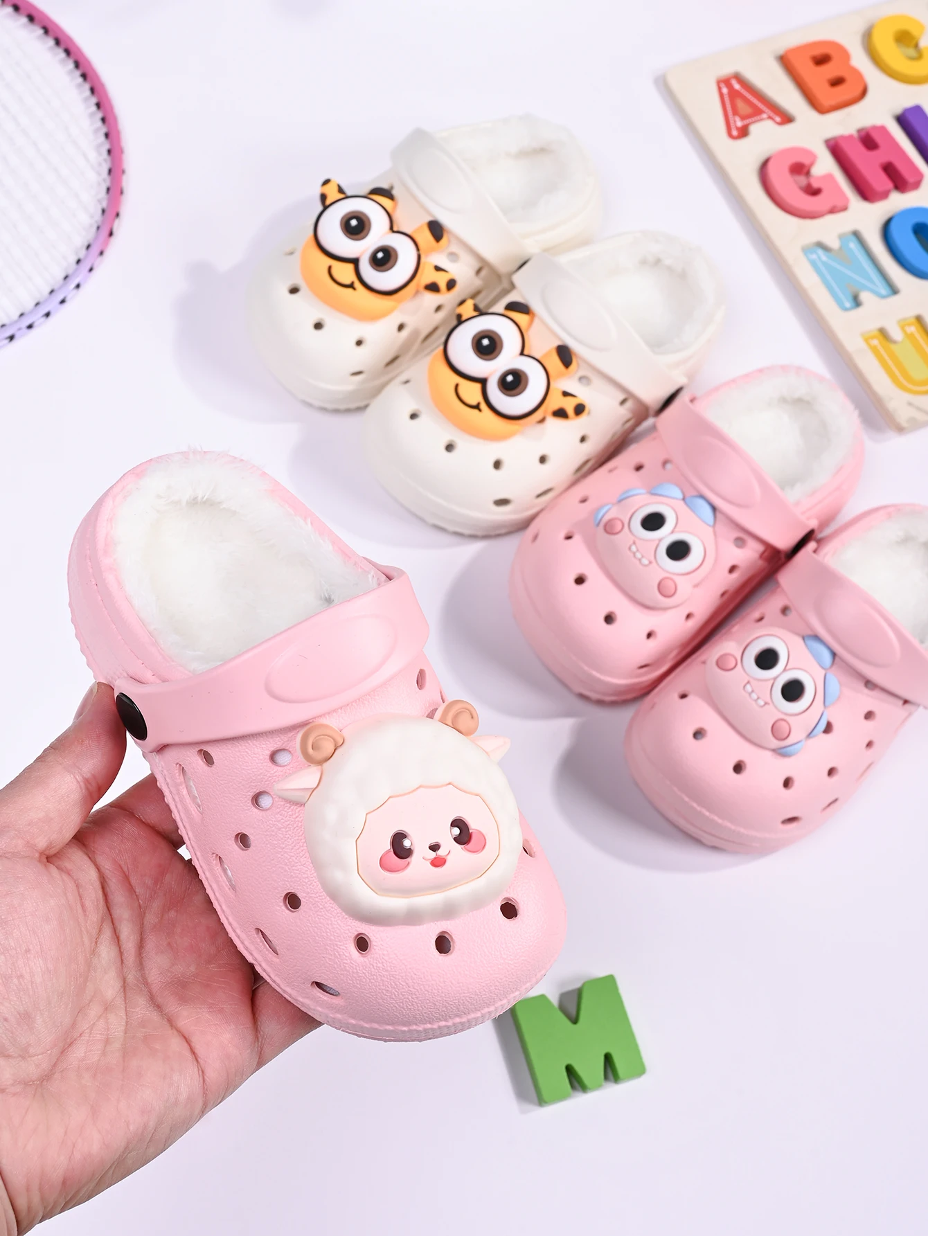 

Cute Big-Eyed Giraffe and Sheep Children's Winter Plush Warm Shoes, Non-Slip Wearable Outdoor Cotton Slippers