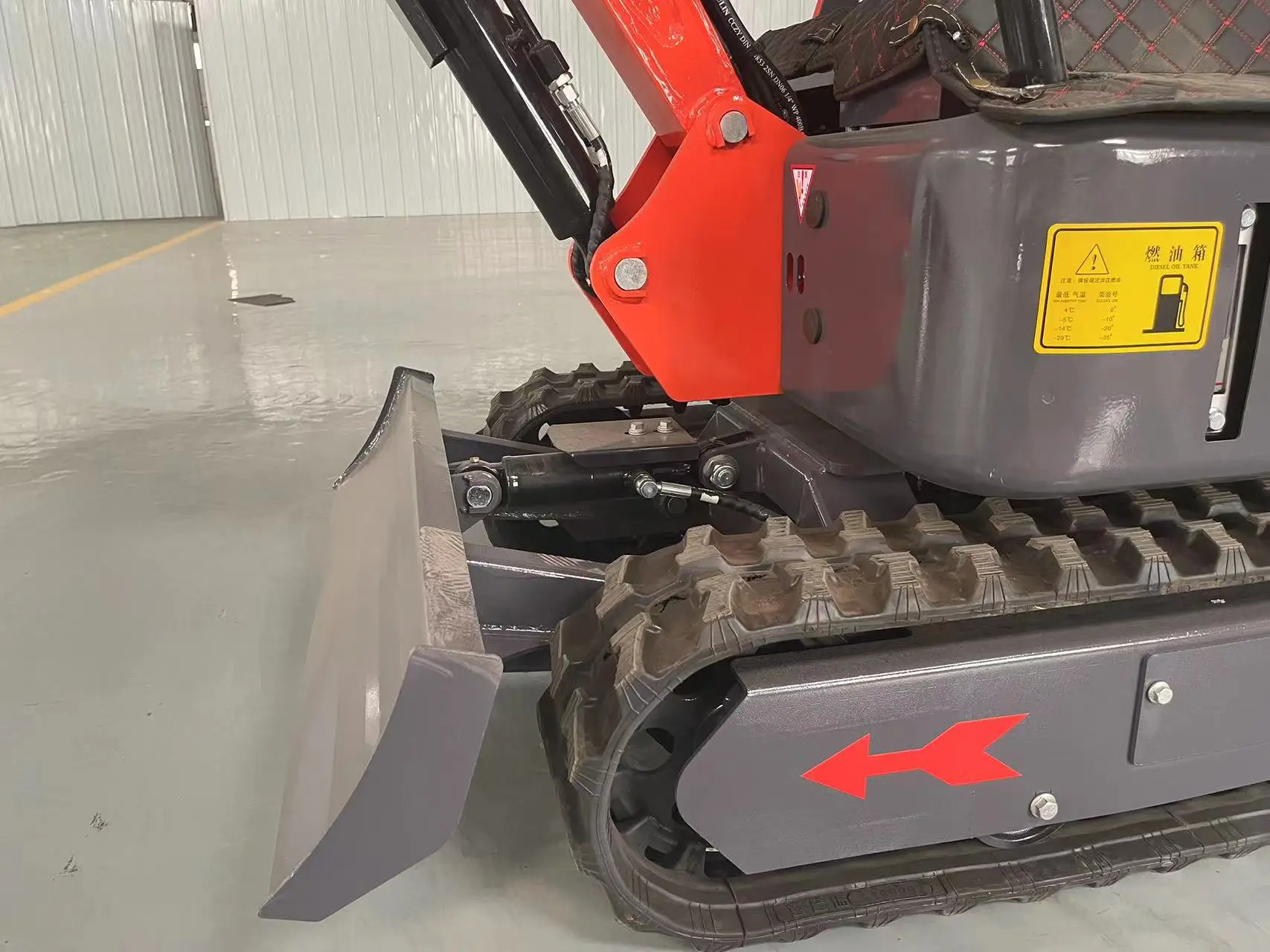 Excavator kecil murah 1,5 ton dan 1,8 ton laris manis. Excavator mini dengan kabin pengemudi sedang dijual.