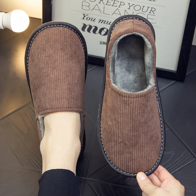 

Оптовые теплые тапочки для мужчин, подошва из пены с эффектом памяти, мягкая подушка, нескользящая полосатая конструкция, удобная вельветовая домашняя обувь 2026