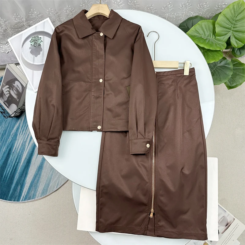 

Комплект для женщин: укороченная куртка на молнии с воротником и юбка-полусолнце. Элегантный дизайн, свободный крой, длинный рукав, для офиса.