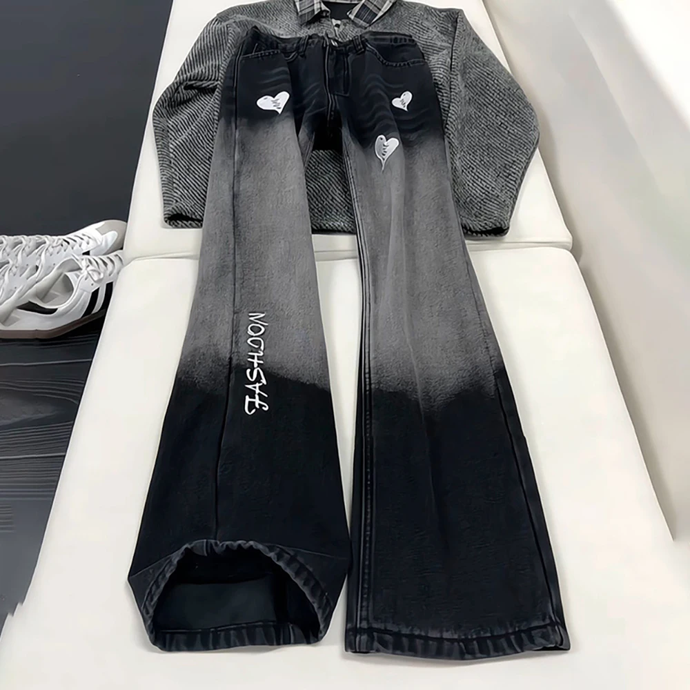 

Черно-серые джинсы-клеш унисекс с градиентом, модные джинсовые брюки с принтом в виде сердец и букв, с высокой талией, уличная мода, оверсайз, повседневные брюки