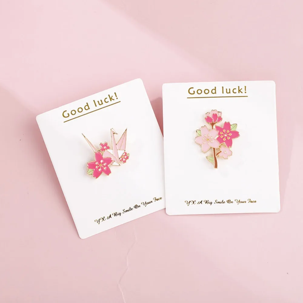 Pin esmaltado de grulla de papel con flor de cerezo rosa dulce, insignia de solapa para mochila de aleación, joyería, accesorios de decoración para niña, regalo para pareja