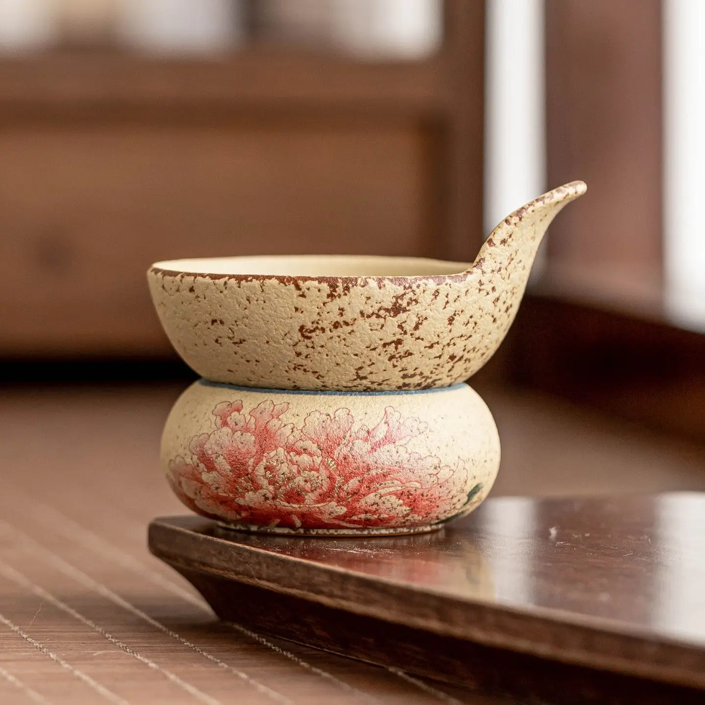 

Blue And White Flint Red Ceramic Tea Filter, Tea Strainer, Hand-Painted Gold Peony Flower Tea Filter