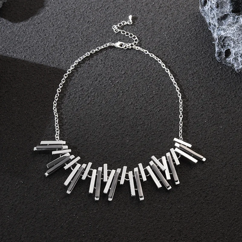 Колье из металла с кисточками для женщин