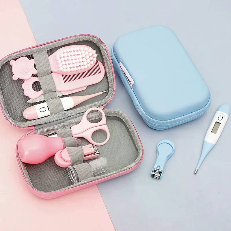 

Набор для ухода за ребенком, 8 предметов: щетка для ногтей, расческа, машинка для стрижки, зубная щетка и другие необходимые принадлежности для малышей.