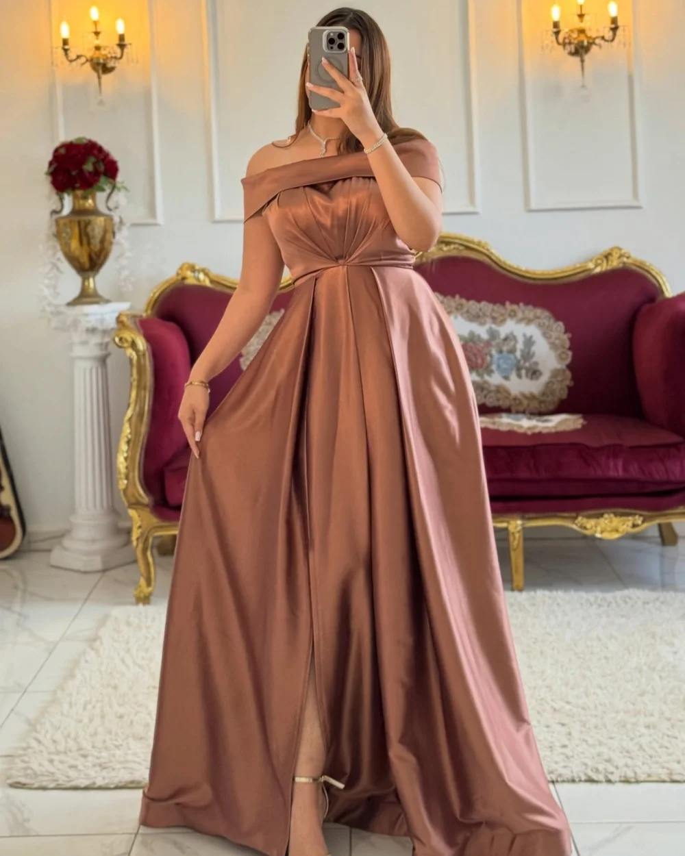 Sukienki druhen w stylu nowoczesnym z marszczeniami i plisami, eleganckie retro sukienki na studniówkę z odkrytymi ramionami, długość do podłogi.