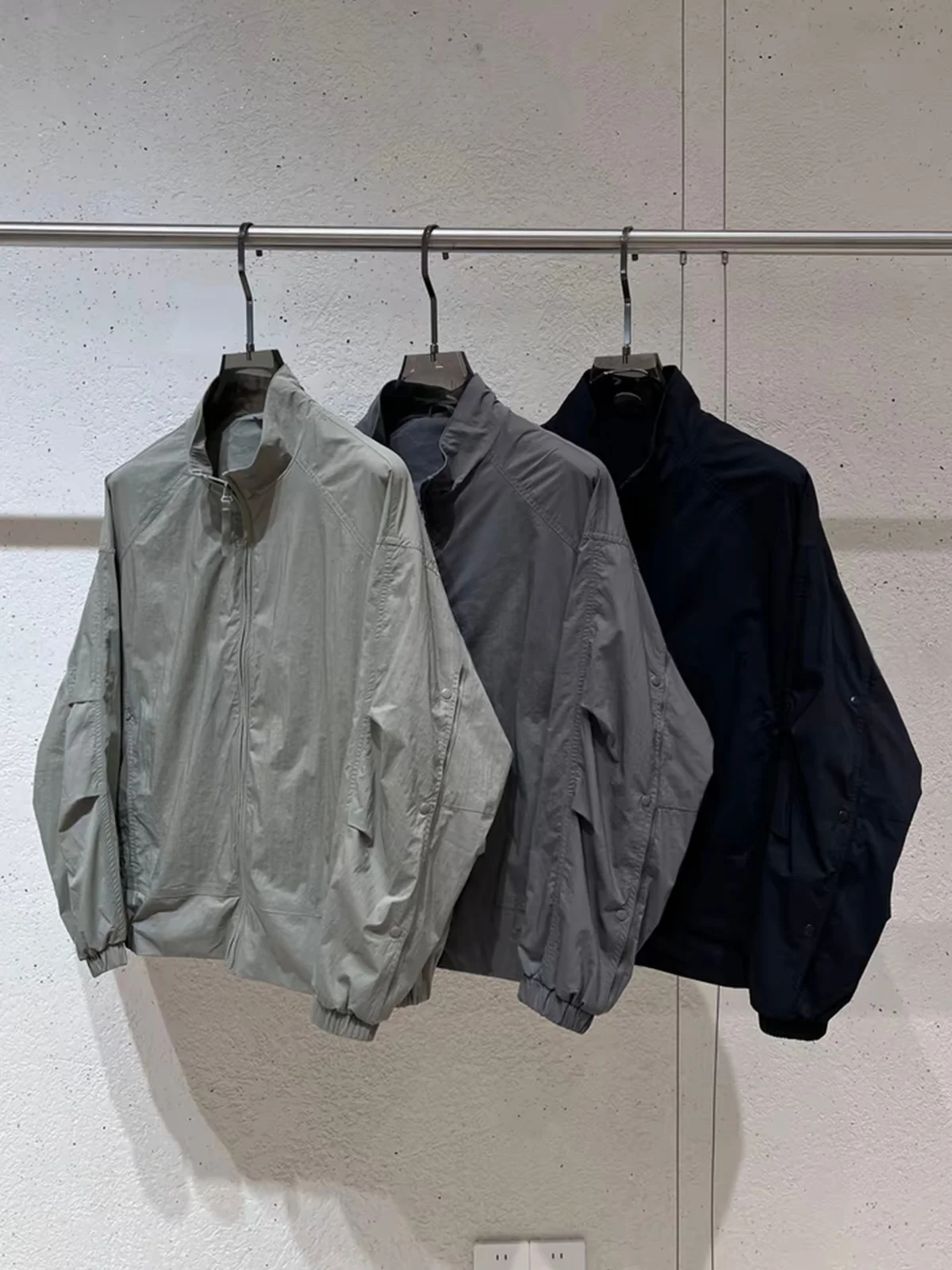 

Unisex Loose Fit Outdoor Jacket Spring Summer Trendy Brand Structure Splicing Mesh Collar Jacket Breathable Sun Protection Ou...