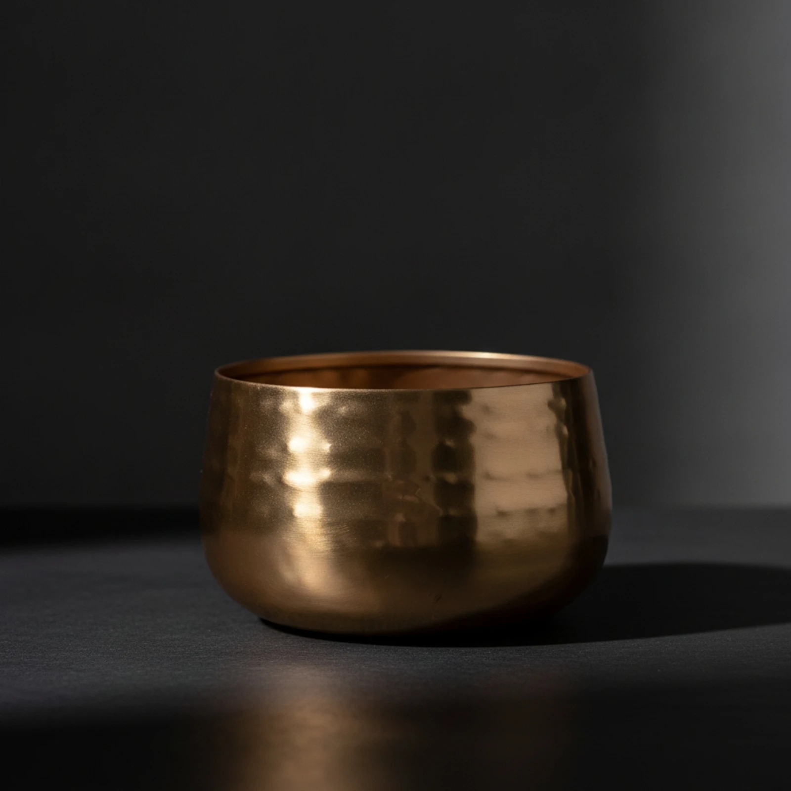 Planter with Hammered Finish Copper-Colored Metal Planter Flower Pot Textured Plant Container Shiny for Tabletop, Desktop