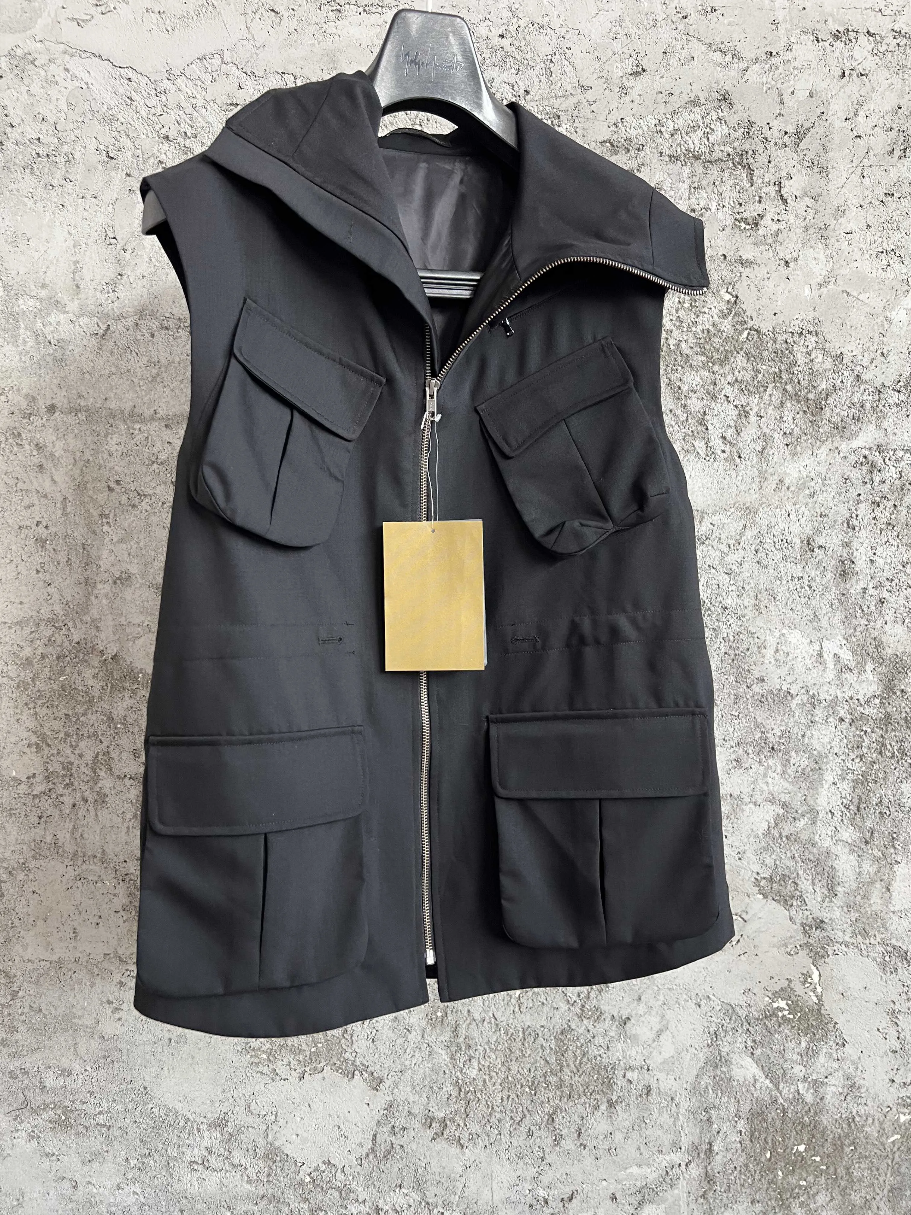 

Original design of Japanese triacetate multi-pocket workwear style with hollowed-out back Japanese-style waistcoat