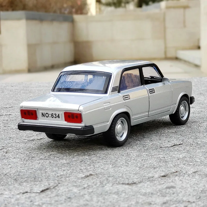 1/32 LADA Classic Car Alloy Car Model Diecast Metal Vehicle Pull Back Car Simulation Sound and Light Collection giocattolo regalo per bambini