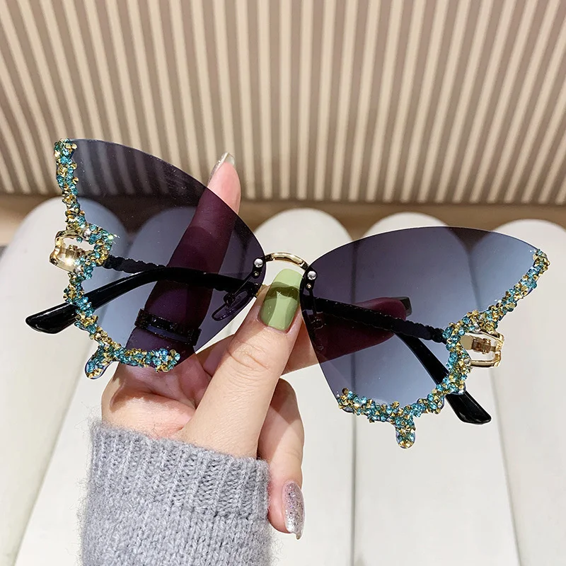 

New sunglasses for women with personalized sunglasses, insets with butterfly cut edges and diamonds, frameless, exaggerated mesh