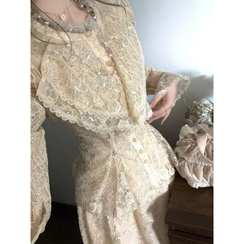 

Французская знаменитость, легкая роскошная кружевная рубашка с рюшами на талии, топ на весну и осень, новый комплект с юбкой с высокой талией и надписью, темпераментный комплект для поездок на работу