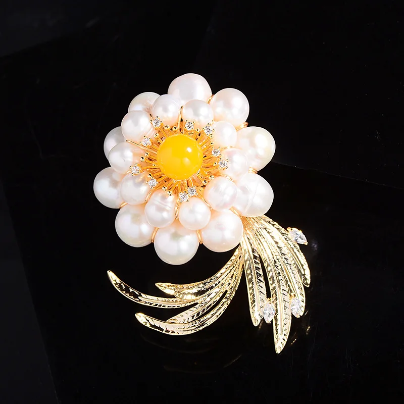 2024 Nieuwe Broche Hoogwaardige Dames Corsage Pin Hoogwaardig Zoet Water Kraal Temperament Ontwerp Zin Niche Pak Accessoires