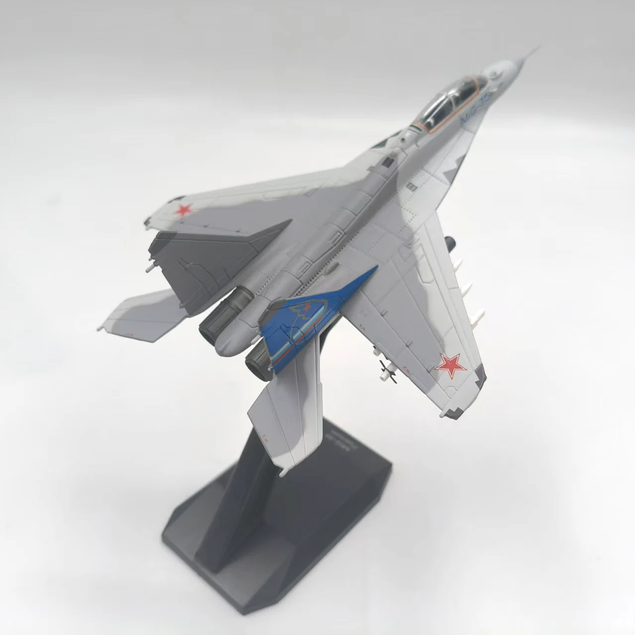 Diecast 1:100 Scale Russian Mig-35 Fighter Aircraft Military Alloy Car Model Collectible Toy Gift Souvenir Display Ornament