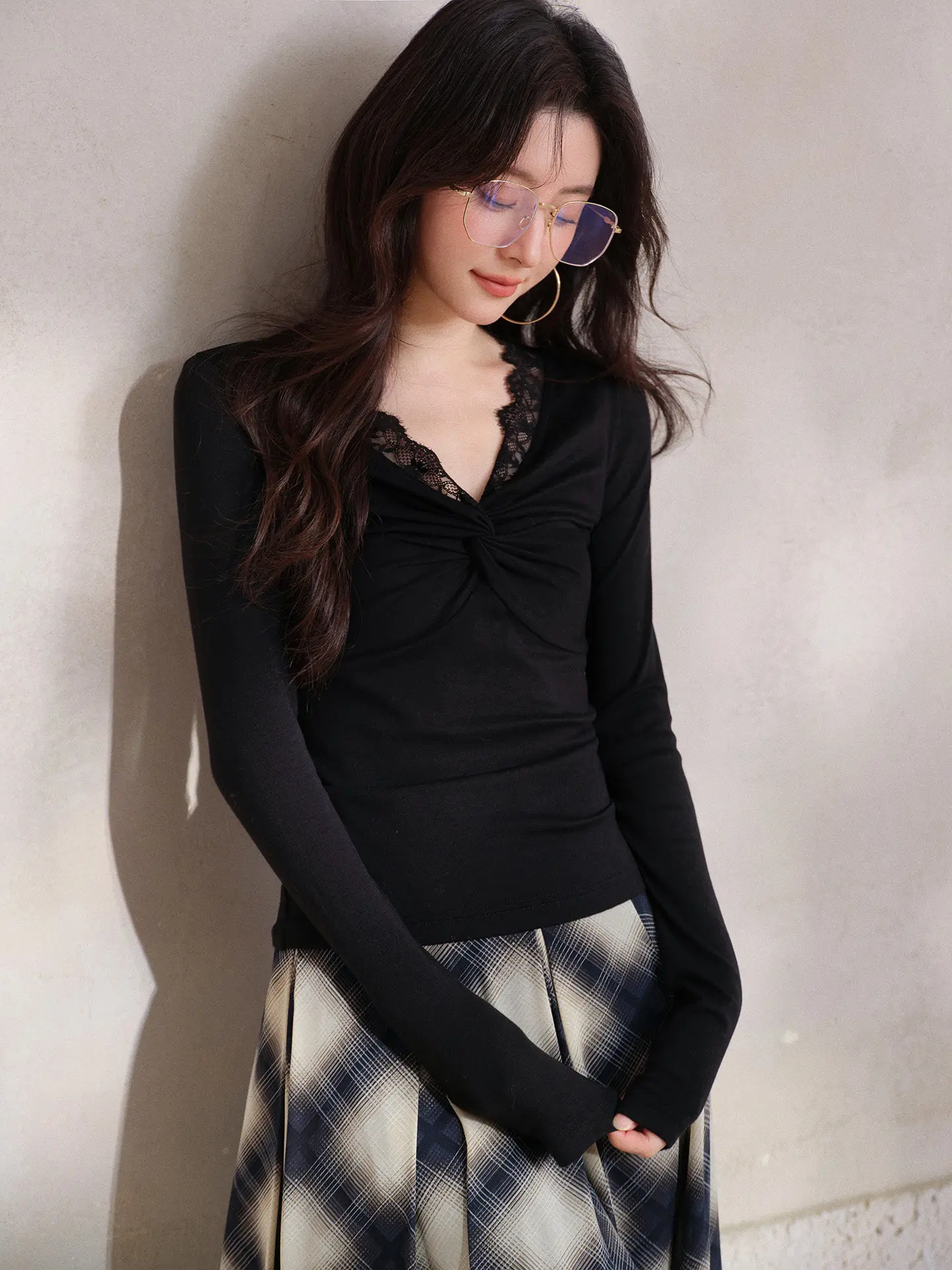 Camisa Feminina de Manga Longa para Primavera, Decote em V, Com Renda e Patchwork, Top Slim Fit Elegante, T-Shirt Casual Preta para Uso Diário e Saídas