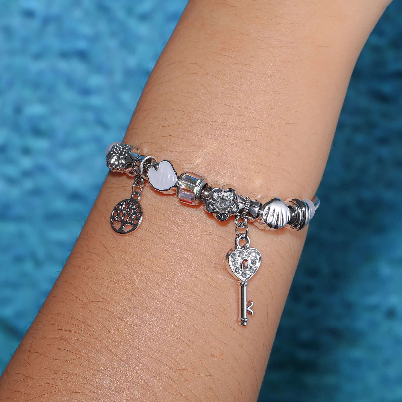 Silbernes Edelstahl-Charm-Armband mit Lebensbaum- und Schlüsselschloss-Anhängern für Damen