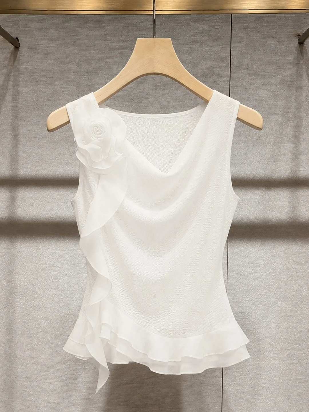 

Elegant V-Neck Sleeveless Vest Women's Fashion Floral Design Summer Slimming Top Stylish Summer Trend Floral Lace Small Shirt