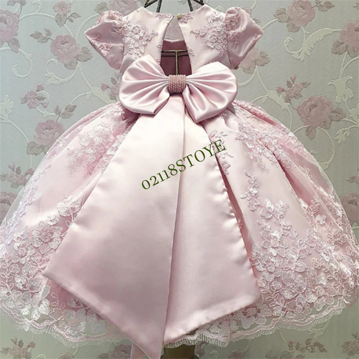 

Pink Lace Flower Girl Dresses Bow Applique For Weddings Short Sleeves Little Girls Pageant Dress With Beaded Communion Gowns