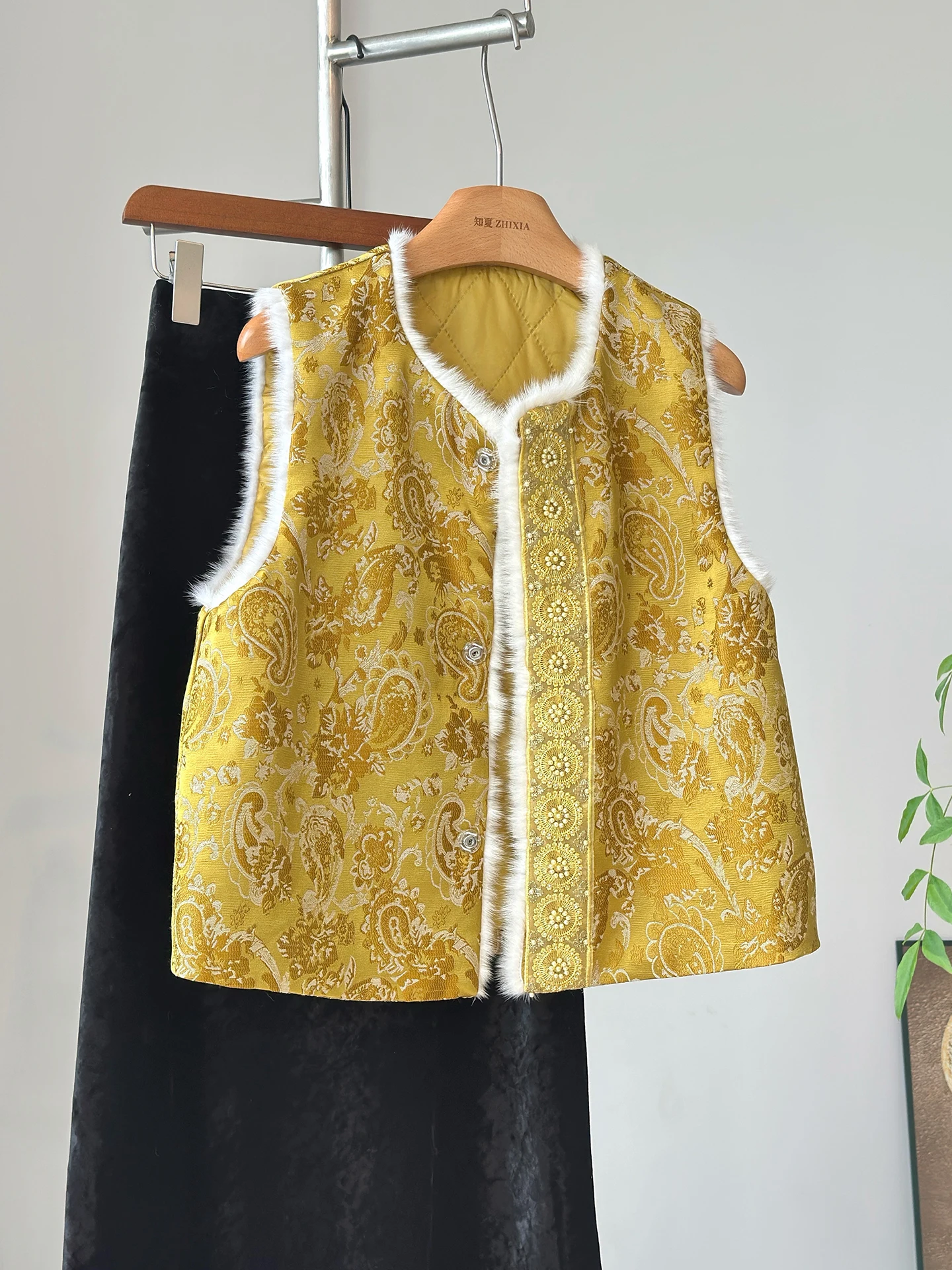 

Yellow High-End New Chinese Silk Song Dynasty Brocade Vest Autumn and Winter Quilted Outer Wear National Style Sleeveless Top