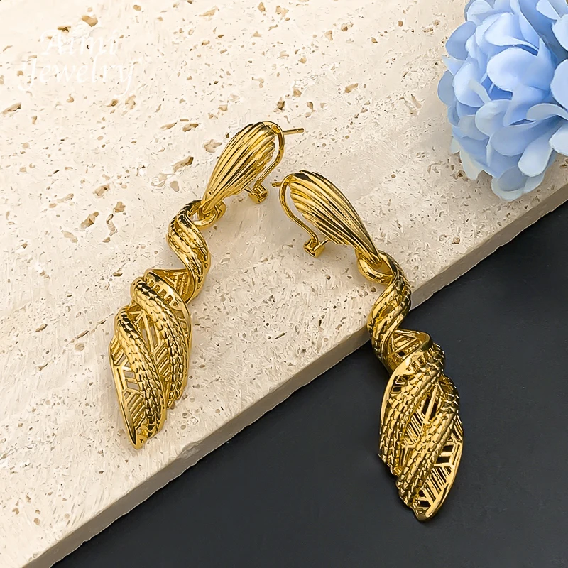 Women's Unique Geometric Twisted Pendant with Chain Set
