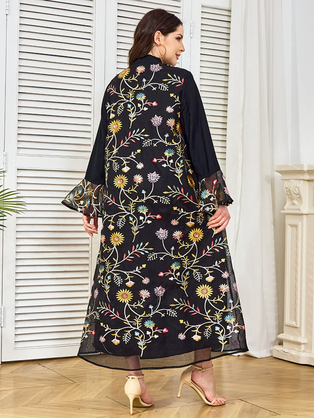 Middle Eastern Abaya Fashion Dazzling Bead Embroidered Robe with Lotus Leaf Sleeves Muslim Luxury Fashion Dress