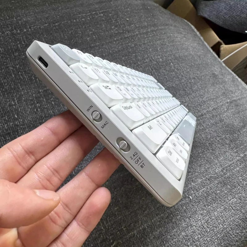 TL84 Key Low Switch Mechanical Keyboard ปรับแต่งสวิตช์สีแดงต่ําบลูทูธไร้สาย 2.4G สามโหมดน้ําหนักเบาและพกพาได้