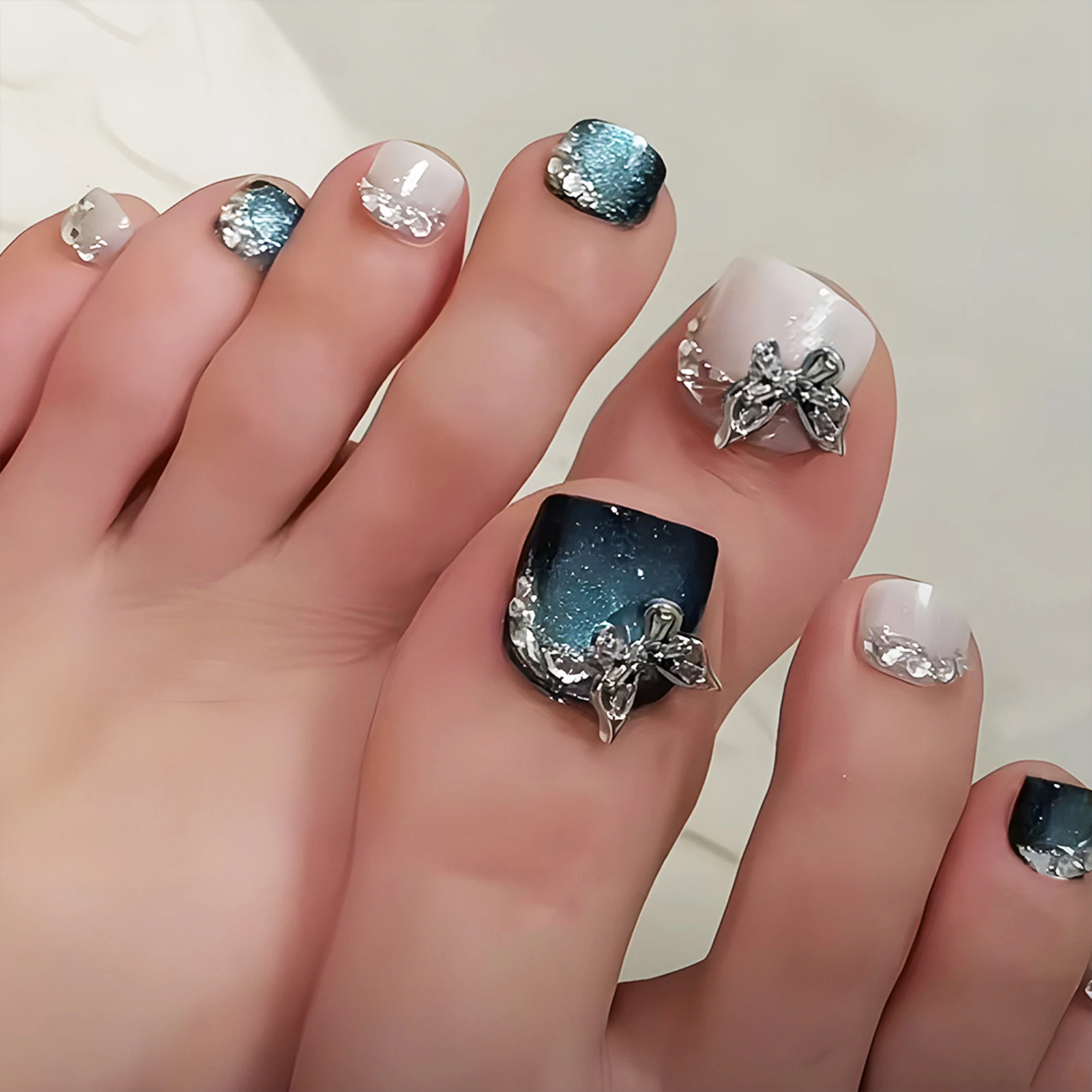 24 Stück Luxus 3D Metall Schmetterling Fake Fußnägel Blaue Katzenaugen Drücken Sie auf Zehennägel Flash Strass Französische künstliche Nagelkunst