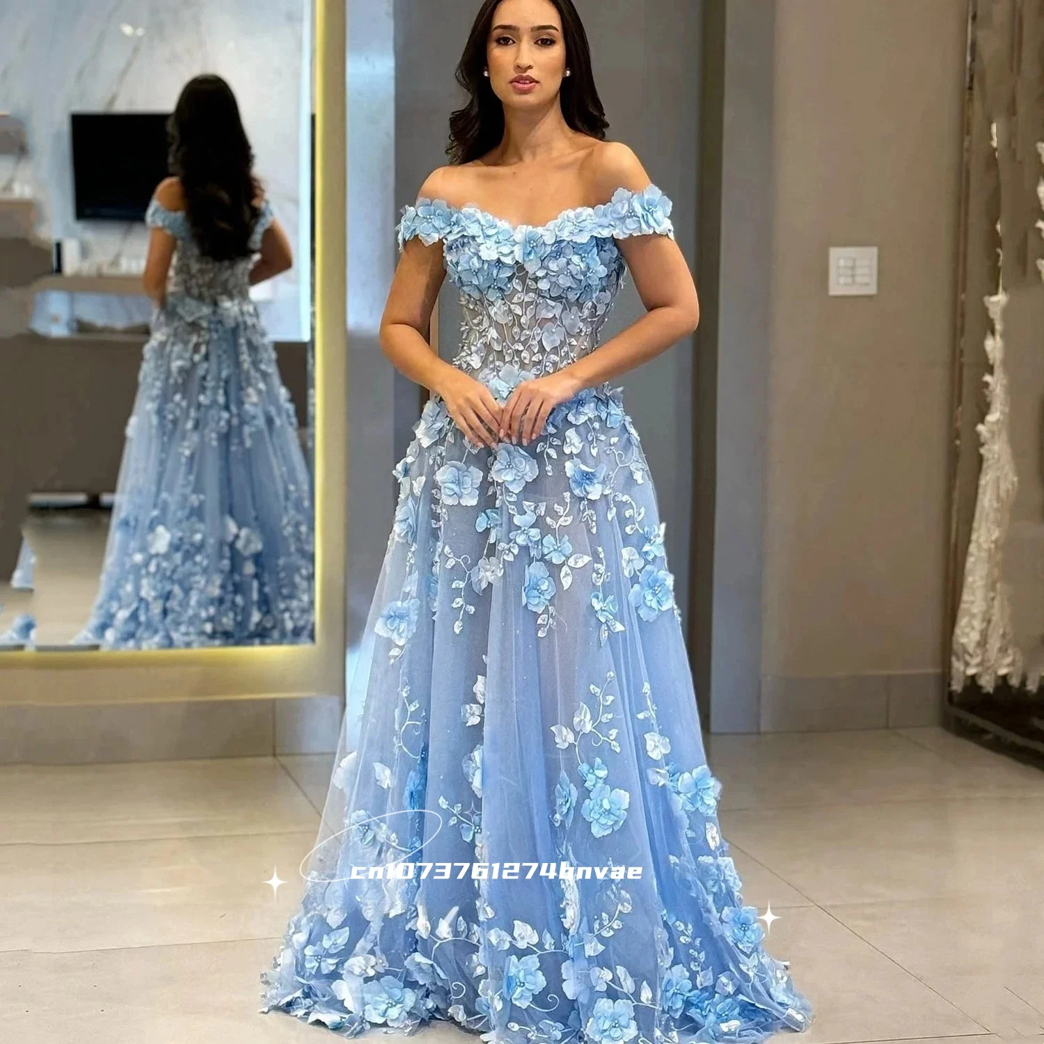 Sukienka na studniówkę z motywem kwiatowym, jasnoniebieska, fason A, długa, formalna suknia wieczorowa, z odkrytymi ramionami, w stylu wróżki.