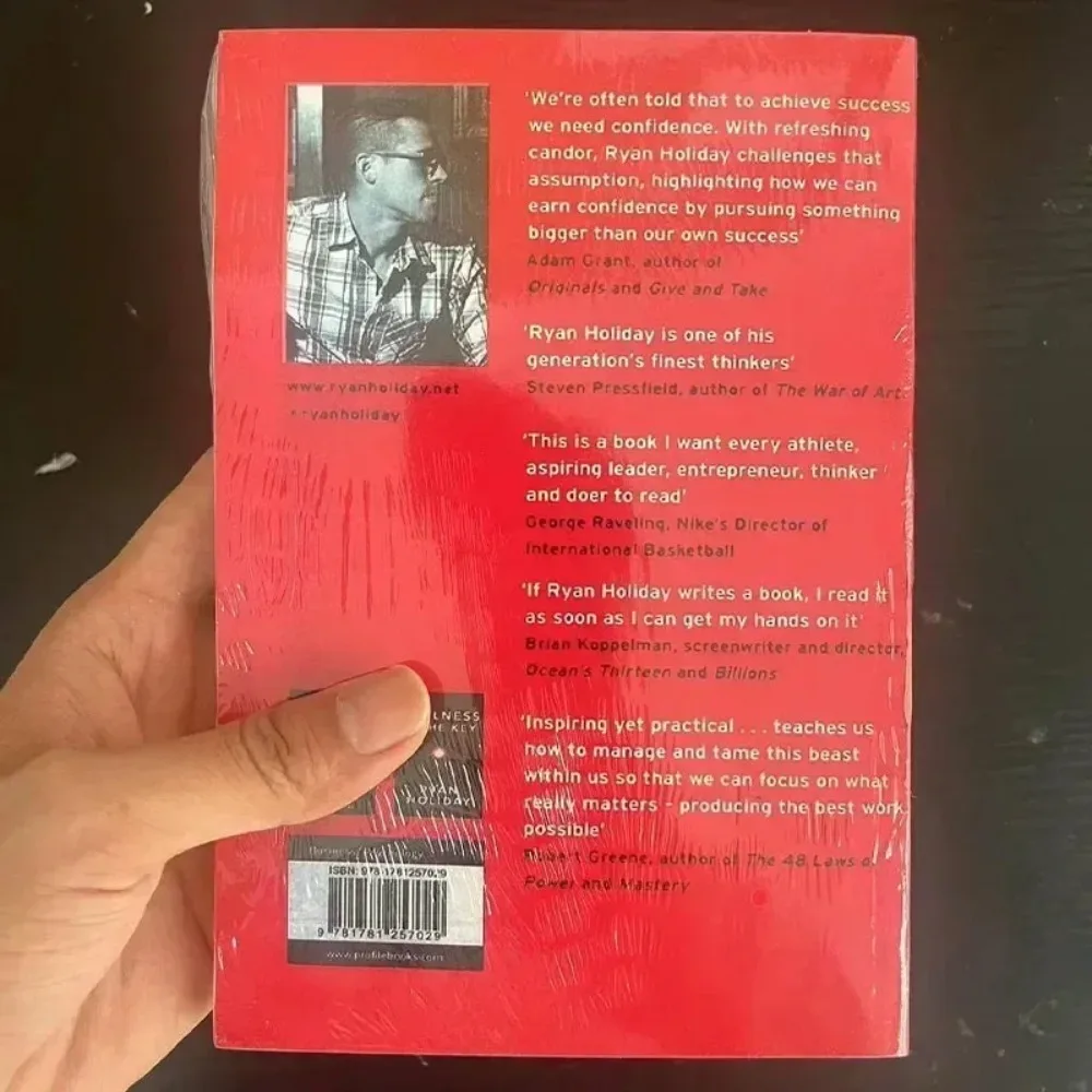 EGO ES EL ENEMY de Ryan Holiday Novela de bolsillo # 1 libro más vendido de los tiempos de Nueva York