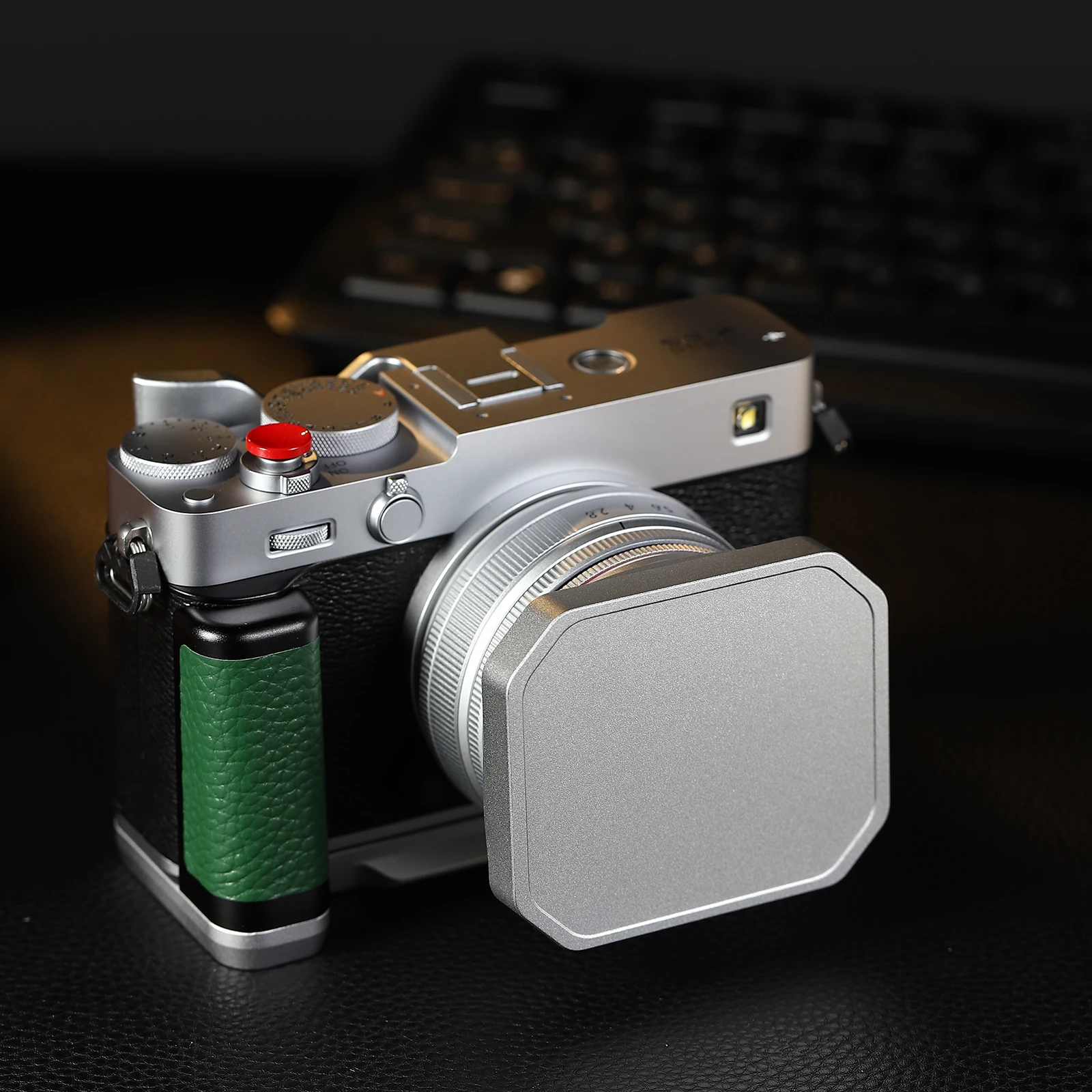 غطاء عدسة Haoge Squaret المعدني لعدسات Fujifilm XF23mm F2.8 وFuji XF27mmF2.8 R WR، مع غطاء معدني على جسم XE5 Cemera فضي