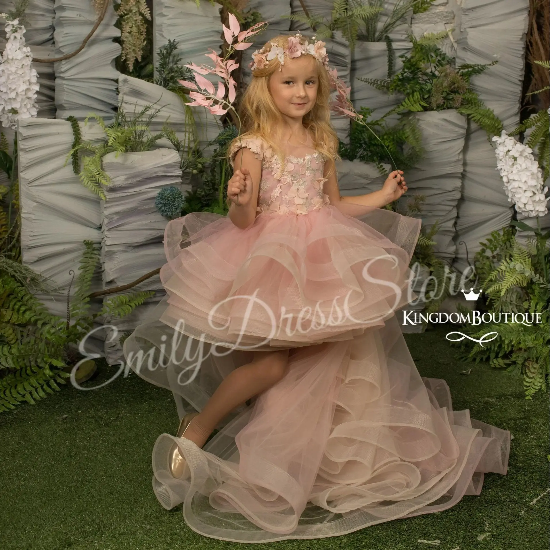 

Customized Pink Flower Girl Dress For Wedding Lace Applique Sleeveless Tail Ruffles Kids Birthday Party First Communion Gown