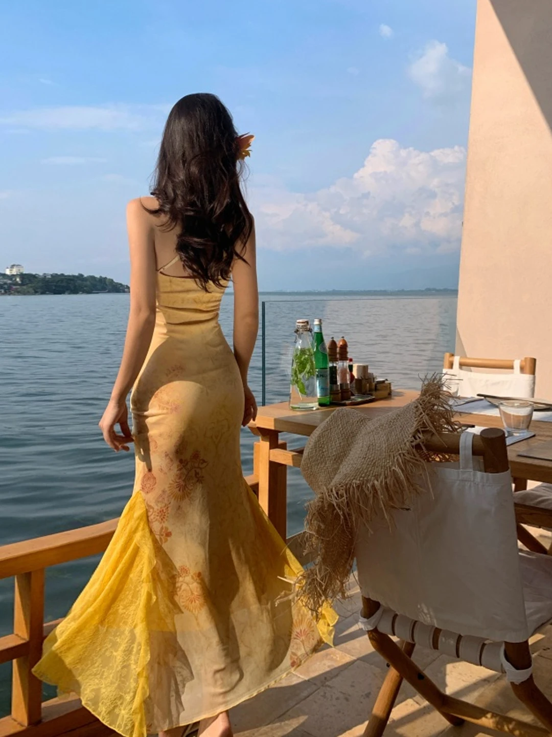 黄色の花柄プリントのマキシ丈ドレス、ビーチバケーションに最適なテーラードフィットのレディースサマーソフトドレス、Sカットシルエットでスリムな印象