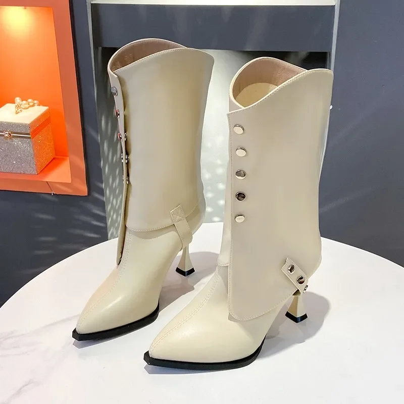 

Европейские и американские модные двухместные ботинки средней длины на тонком каблуке, новые ботинки на высоком каблуке с острым носком на осень и зиму 2023 г.