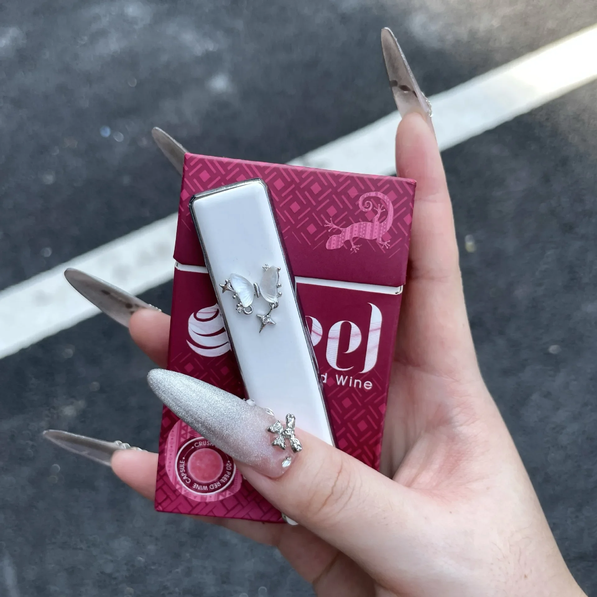 Original Design Metal Texture Rechargeable Tungsten Wire Silent Cigarette Lighter, A Gift for A Lady To Give To Her Boyfriend